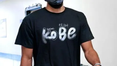 “安东尼红牌判罚公正性引争议，球迷对裁判尺度存疑”