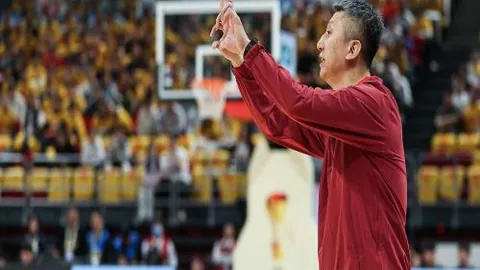 库里狂揽52分10板8助5断，刷新18项纪录！莫兰特失误，巴特勒表现强势